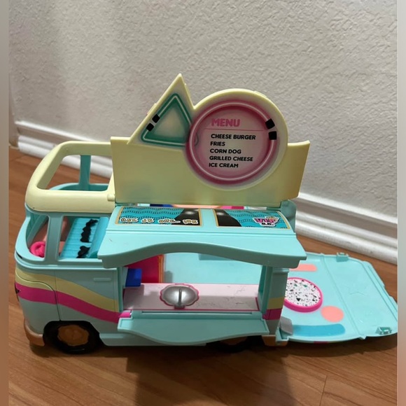 LOL Surprise 2 in 1 Glamper Van Camper with Accessories Pink Peace Sign - Picture 3 of 3